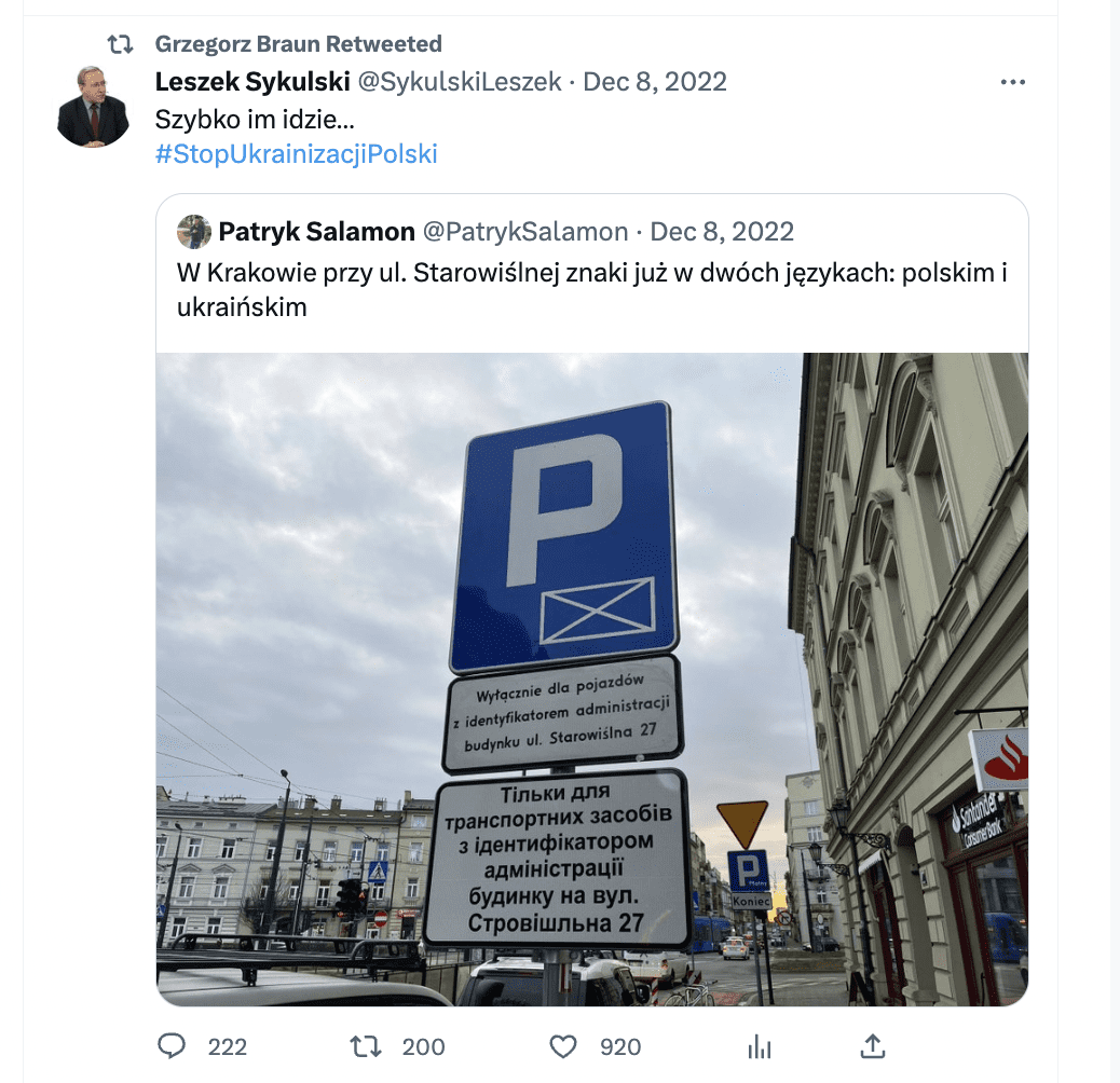 Zrzut ekranu z Twittera. Na zdjęciu widzimy znak drogowy, a pod nim tabliczkę w języku polski i ukraińskim.