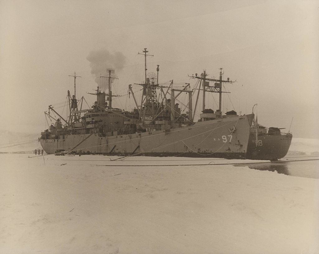 Amerykański okręt wojenny biorący udział w operacji Highjump. Czarno-białe zdjęcie