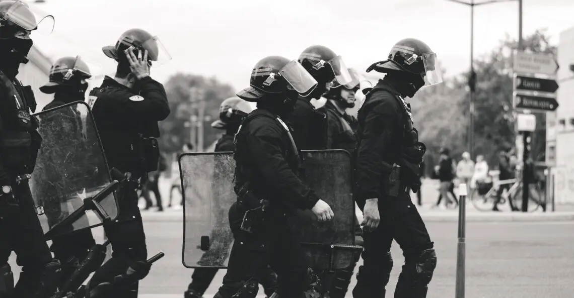 Policjanci dołączają do protestujących we Francji? Fałsz!