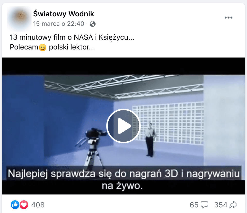 Zrzut ekranu posta udostępniającego omawiany film na Facebooku. W kadrze znajduje się człowiek przed kamerą na tle siatki stanowiącej element tzw. „blue screenu” wykorzystywanego do tworzenia efektów specjalnych.