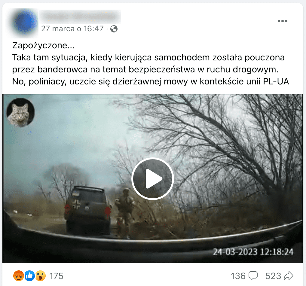 Zrzut ekranu facebookowego posta z omawianym filmem. W kadrze widzimy obraz z perspektywy kamery samochodowej: Na drodze pomiędzy drzewami stoi żołnierz z karabinem. Obok zaparkowano oliwkowe auto z flagą Ukrainy na tylnej szybie. Nagranie jest bardzo słabej jakości. W prawym, dolnym roku oznaczono datę: 24 marca 2023, godzina 12:18:24.