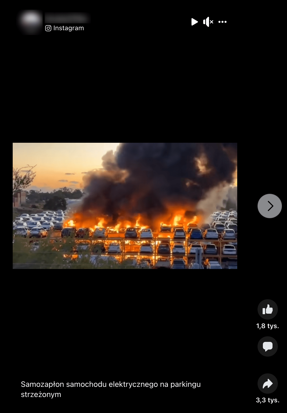Zdjęcie przedstawiające płonące samochody na 3-piętrowym parkingu na wolnym powietrzu