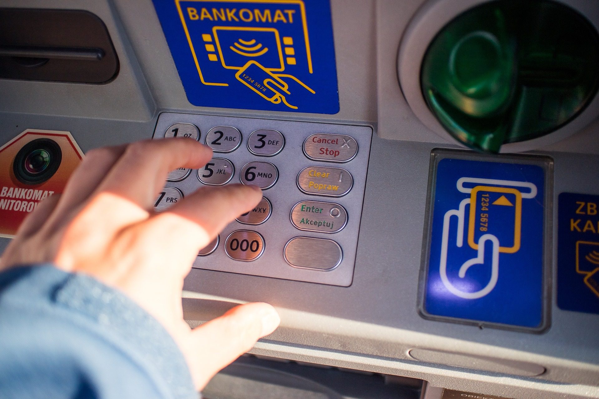Ukraińcy mogą wypłacać gotówkę bez limitu w bankomacie? Fałsz