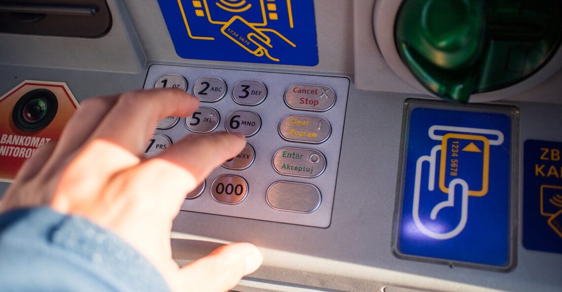 Ukraińcy mogą wypłacać gotówkę bez limitu w bankomacie? Fałsz