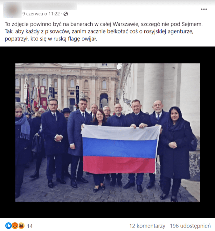 Zrzut ekranu wpisu na Facebooku, w którym zamieszczono fotografię z polskimi politykami, trzymającymi rosyjską flagę. Na wpis zareagowało 14 osób, skomentowało 12, a udostępniło ponad 190.