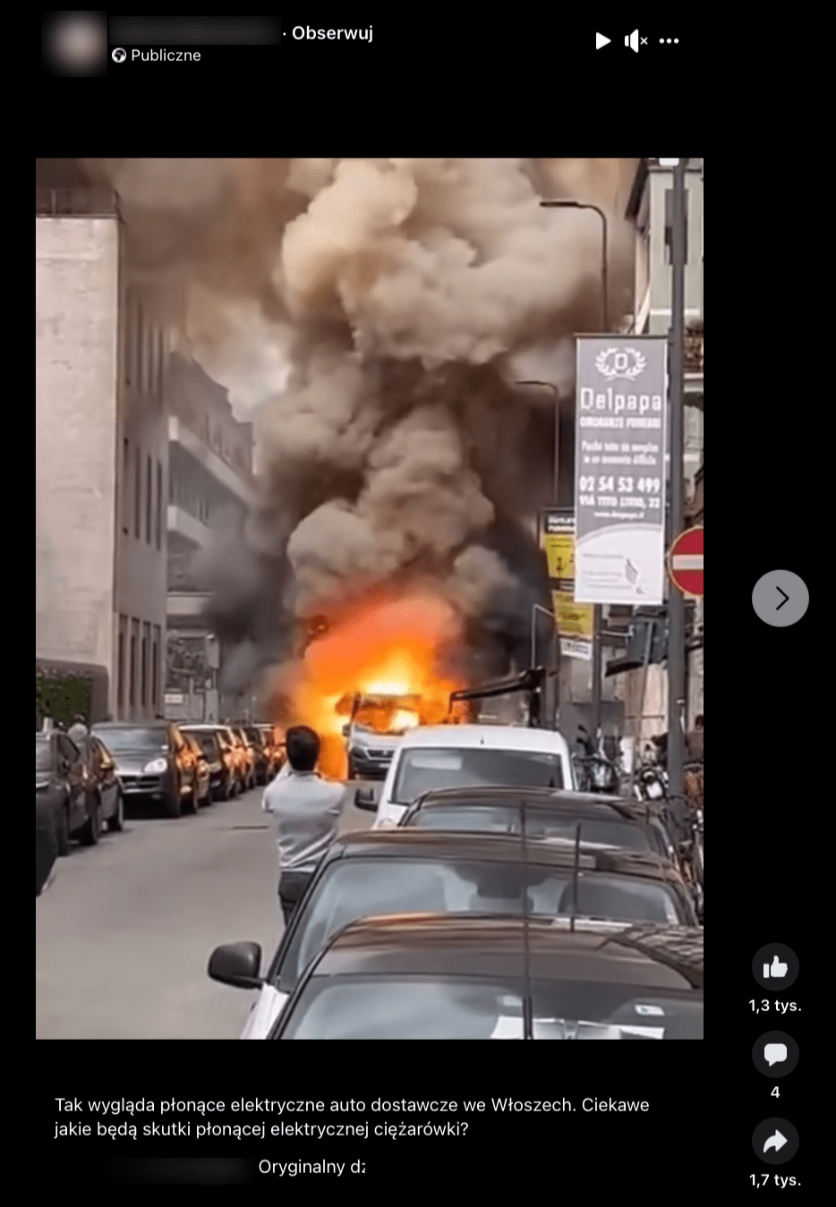 Zrzut ekranu z Facebooka. Na zdjęciu widzimy pożar białego busa na ulicy pełnej samochodów. Zdarzenie filmuje mężczyzna. 