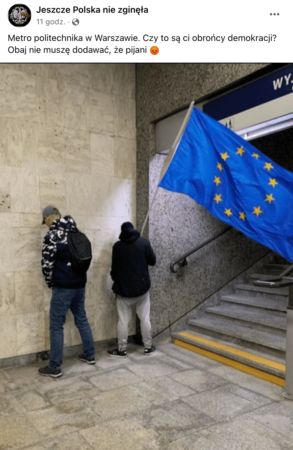 Zrzut ekranu posta na Facebooku. Widoczni są dwa mężczyźni oddający mocz na stacji metra. Jeden z nich trzyma w ręku flagę Unii Europejskiej.