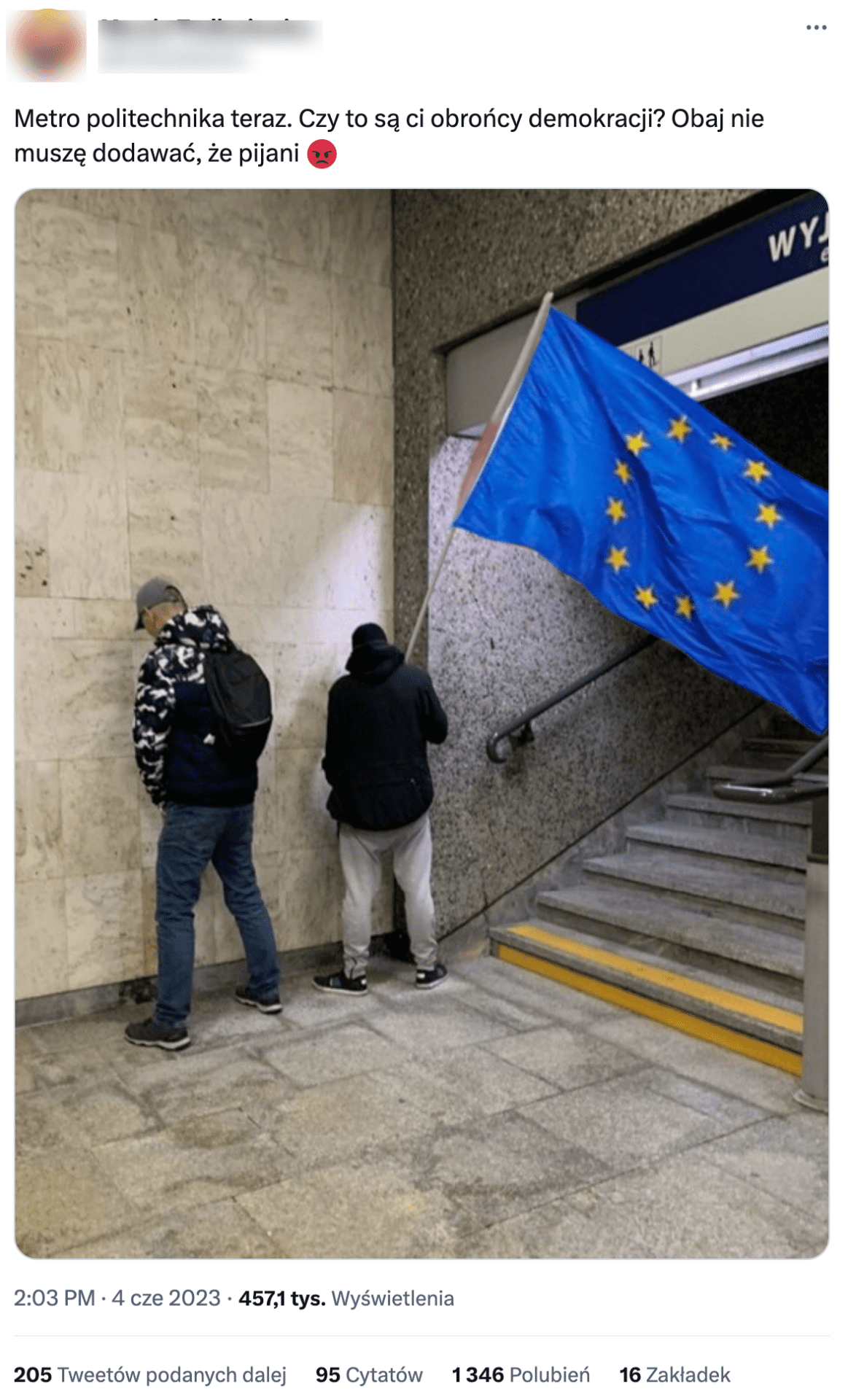 Zrzut ekranu omawianego wpisu na Twitterze. Widoczni są dwa mężczyźni oddający mocz na stacji metra. Jeden z nich trzyma w ręku flagę Unii Europejskiej.