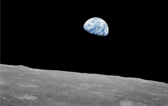 Zdjęcie Ziemi wykonane znad powierzchni Księżyca podczas misji Apollo 8. Widać na nim, że Ziemia nie jest oświetlona równomiernie, widać ok. 3/5 całej planety.
