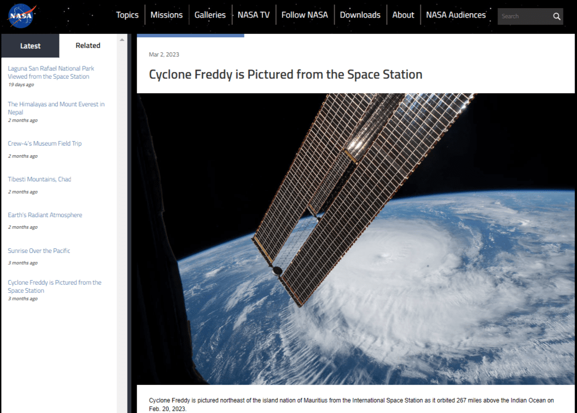 Zdjęcie Ziemi wykonane ze stacji kosmicznej. Obraz Ziemi jest zasłonięty częściowo przez konstrukcję stacji, ale widać dokładnie rozłożenie chmur, a także uformowany cyklon.