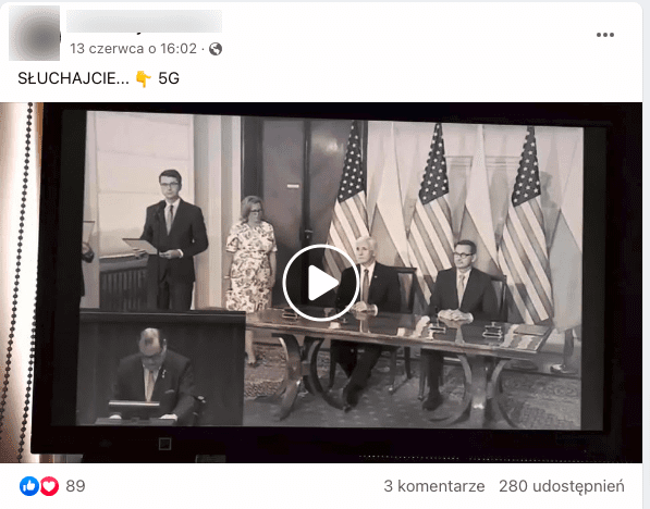 Film na Facebooku, w którym pojawiają się tezy na temat rzekomej szkodliwości technologii 5G. Kadr z nagrania przedstawia premiera Mateusza Morawieckiego siedzącego przy stole obok innego mężczyzny w garniturze. Za nimi ustawione są naprzemiennie trzy polskie i trzy amerykańskie flagi. W lewym dolnym rogu ekranu widać mniejszy kadr z mównicy sejmowej w Polsce