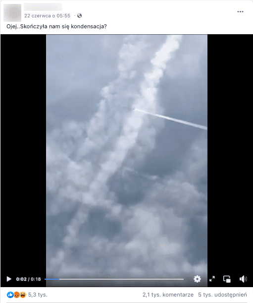 Wpis zawierający nagranie samolotu lecącego po niebie, sugerujące, że przerwanie smugi kondensacyjnej to dowód na istnienie chemtrails.
