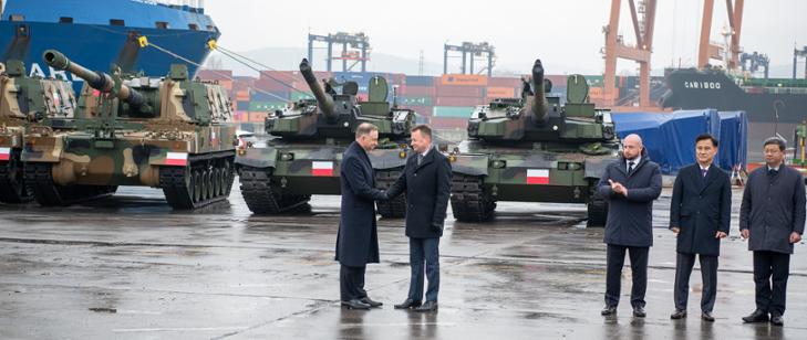 prezydent i minister obrony narodowej stoją na tle koreańskich czołgów