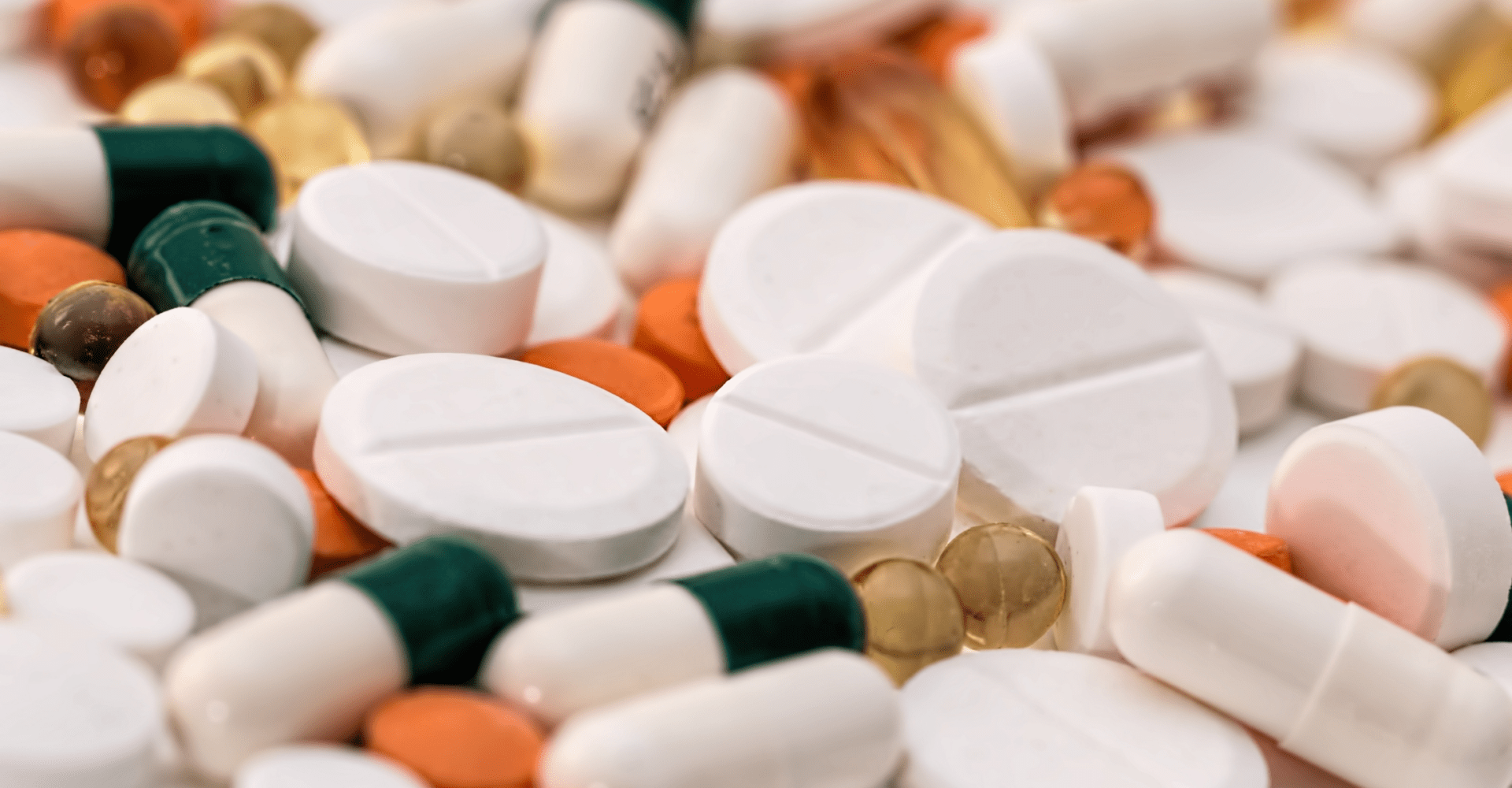 Tabletki: białe okrągłe, biało-ciemno-zielone kapsułki, pomarańczowe okrągłe.