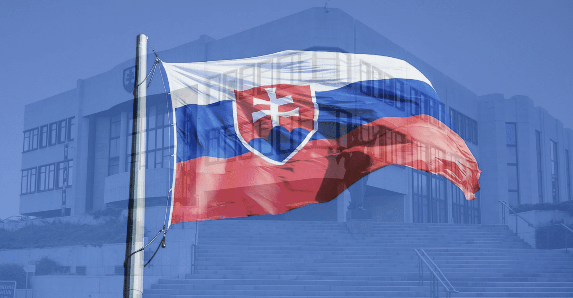 Flaga Słowacji: biało-niebiesko-czerwona z herbem po lewej stronie (biały krzyż z dwoma belkami, niebieskie podłoże i czerwone tło. W tle widać budynek parlamentu w Bratysławie.