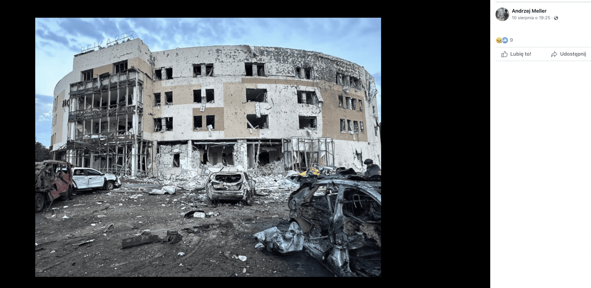 Zrzut ekranu posta, który udostępnił Andrzej Meller. Widoczny jest zniszczony budynek. Przed nim stoją zniszczone samochody.
