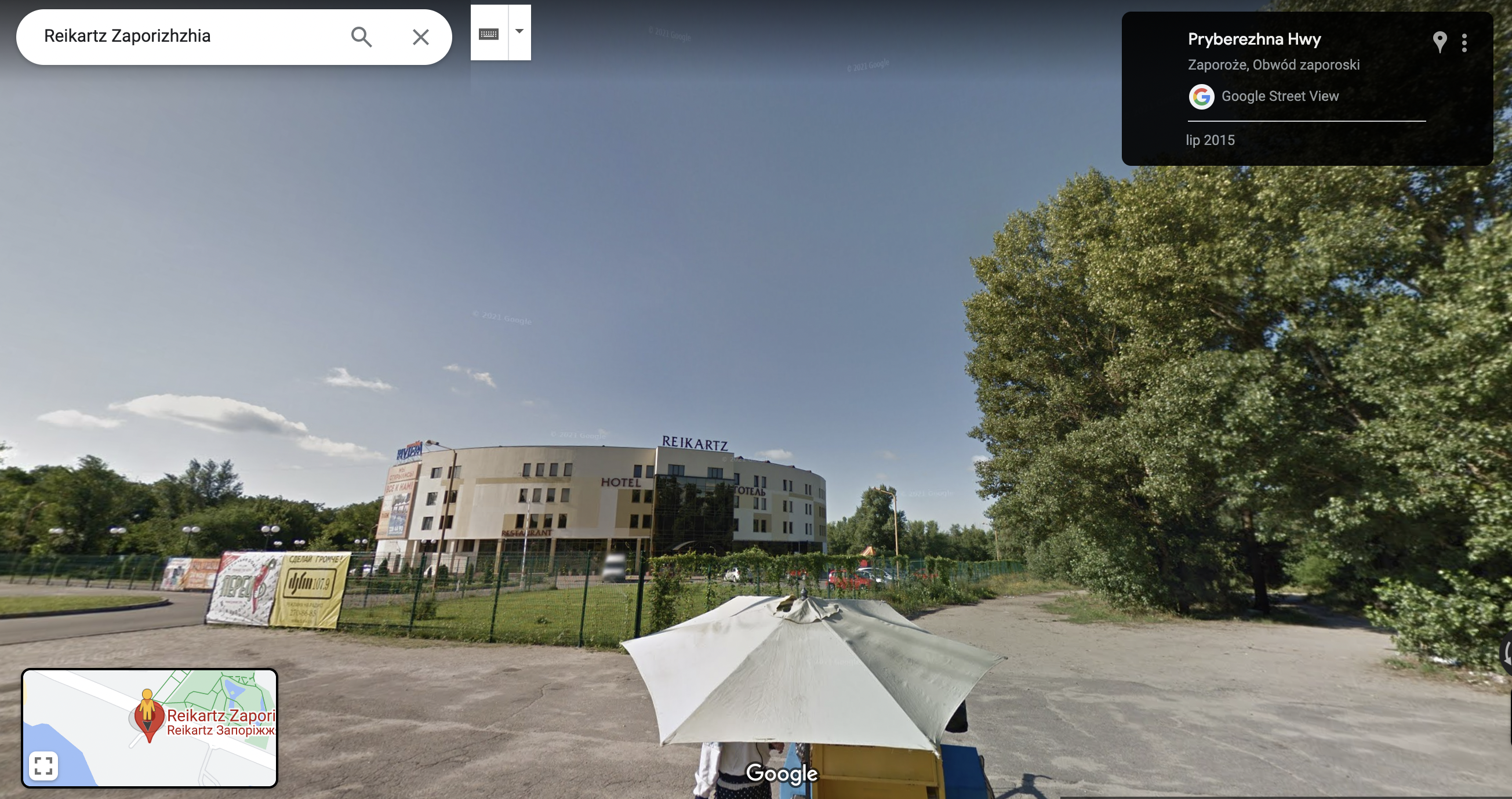 Zrzut ekranu z Google Street View. Na zdjęciu budynek hotelu przed zniszczeniem.