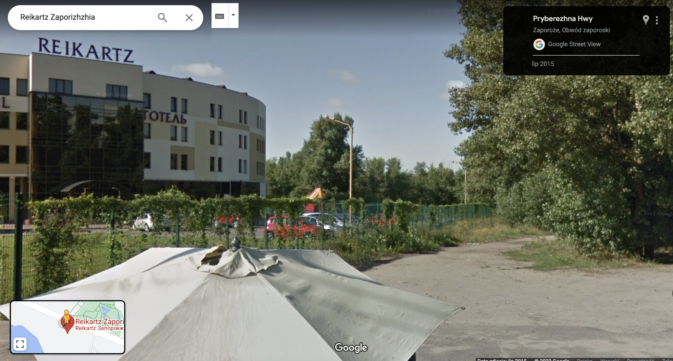 Zrzut ekranu z Google Street View. Zbliżenie budynku hotelu. Obiekt widoczny na prawo od neonu Reikartz.
