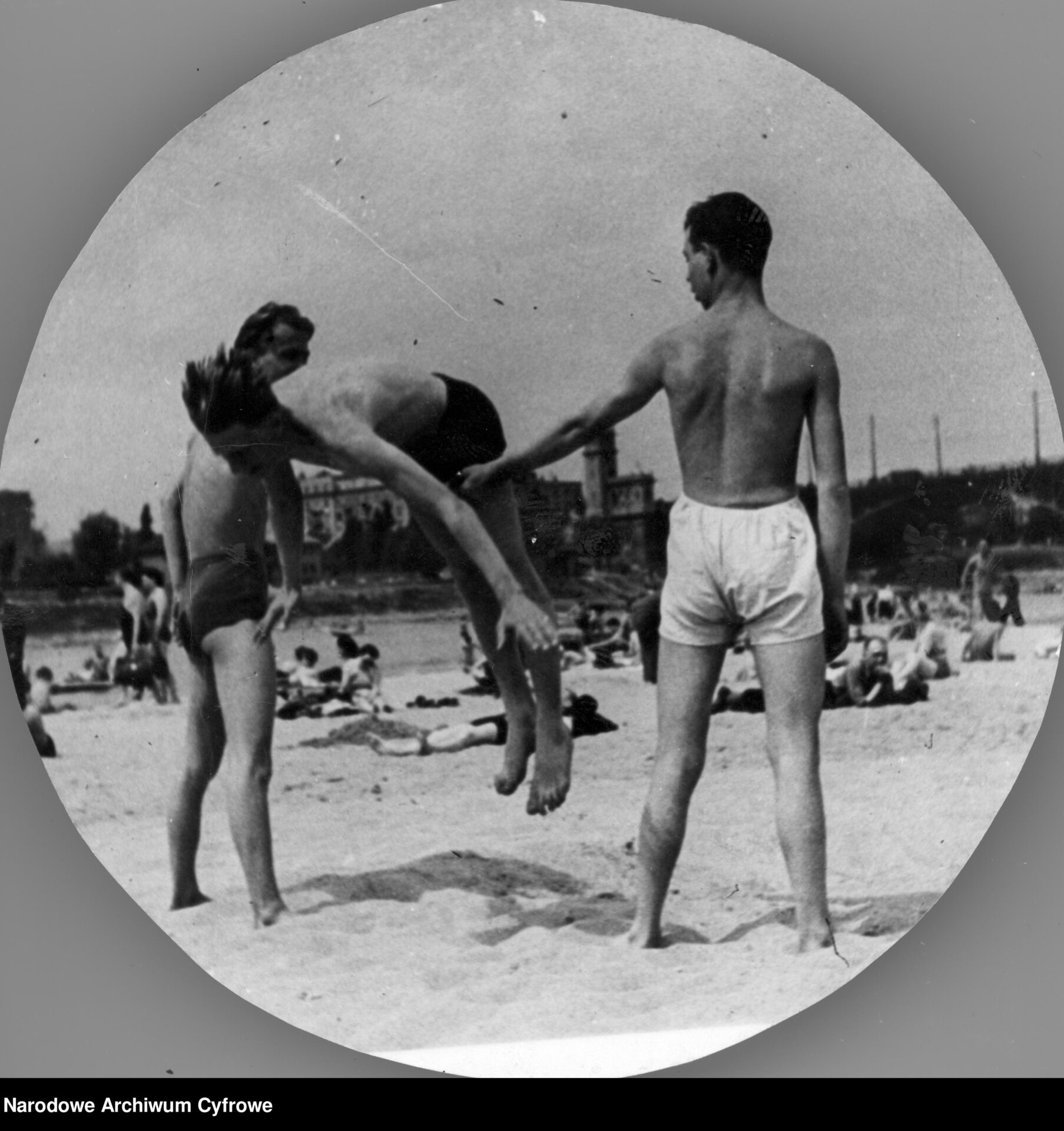 Zdjęcie przedstawiające bawiących się plażowiczów nad Wisłą w Warszawie w 1943 roku. 