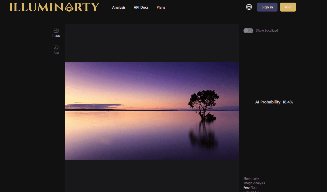 Zrzut ekranu z panelu narzędzia Illuminarty, na którym widać przykładową ocenę fotografii jeziora z samotym drzewem wyrastającym na skrawku ziemi. Narzędzie oceniło prawdopodobieństwo ingerencji AI na 18,4 proc.