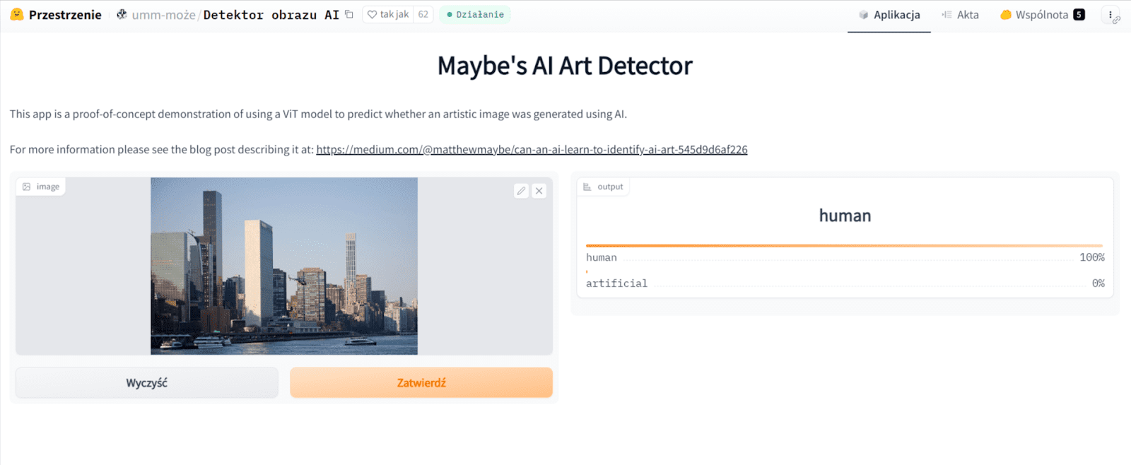 Zrzut ekranu z narzędzia Maybe’s AI Art Detector. W tym przypadku zastosowano przykładowe zdjęcie miasta, a strona oceniła, że fotografia jest dziełem człowieka.