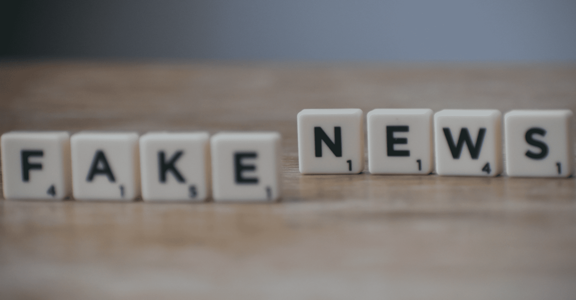 Napis "fake news" ułożony z kafelków Scrabble.
