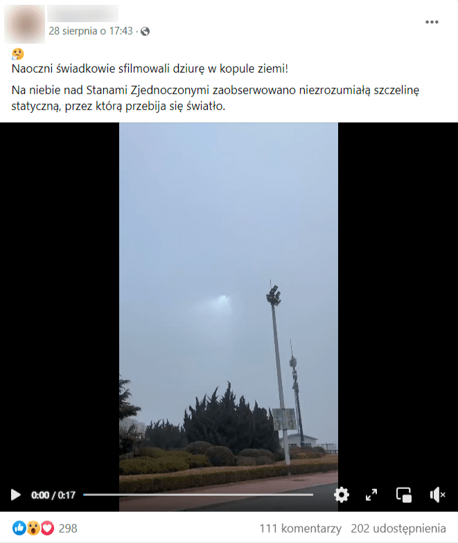 Zrzut ekranu z posta na Facebooku. Na nagraniu widoczne punkty świetlne na niebie. W opisie informacja, że jest to „dziura w kopule ziemi”.
