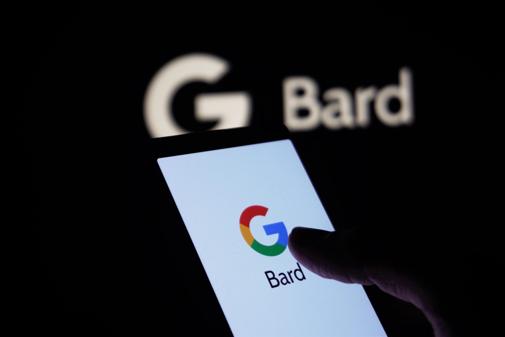 Smartfon z wyświetlającym się na ekranie logiem Google i podpisem Bard