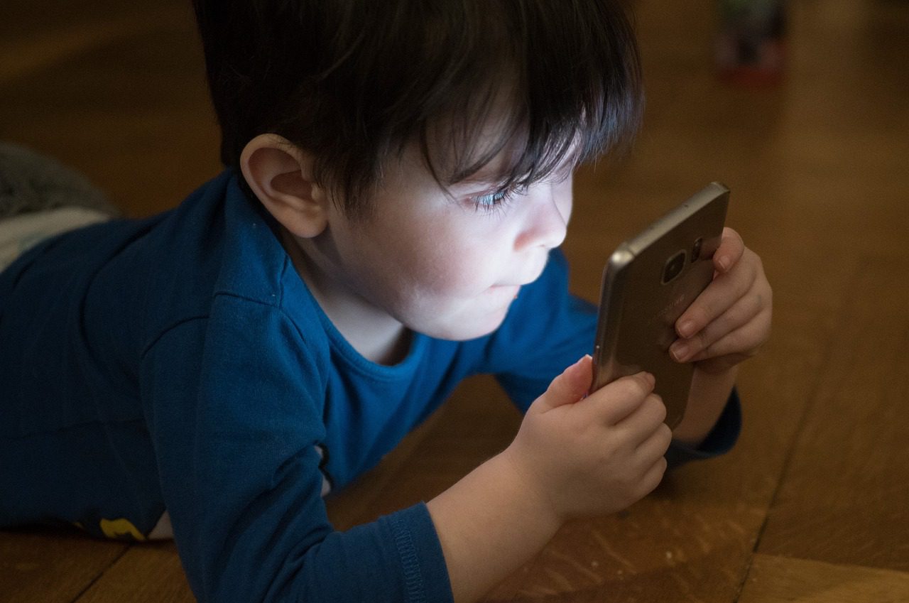 Małe dziecko ze smartfonem w rękach