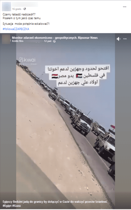 Kadr z nagrania na którym widać kolumnę białych samochodów jadących jeden za drugim po asfaltowej drodze na środku piaszczystego podłoża.