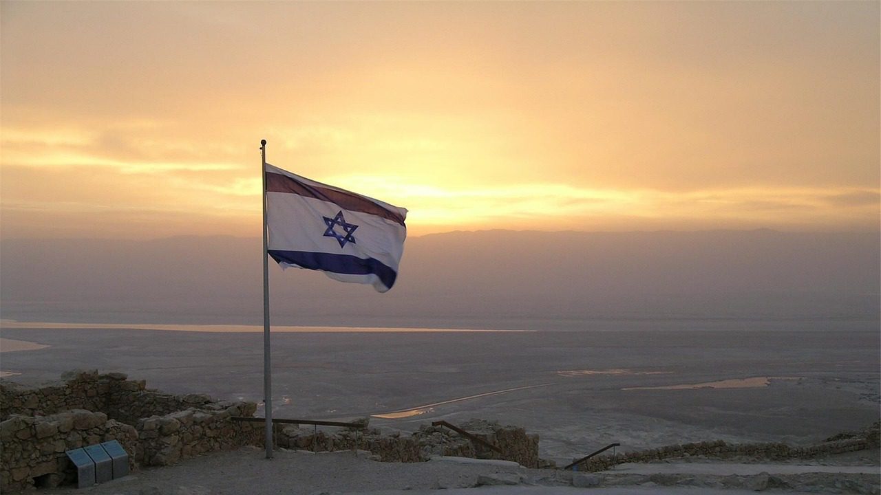 Flaga Izraela na tle zachodu Słońca