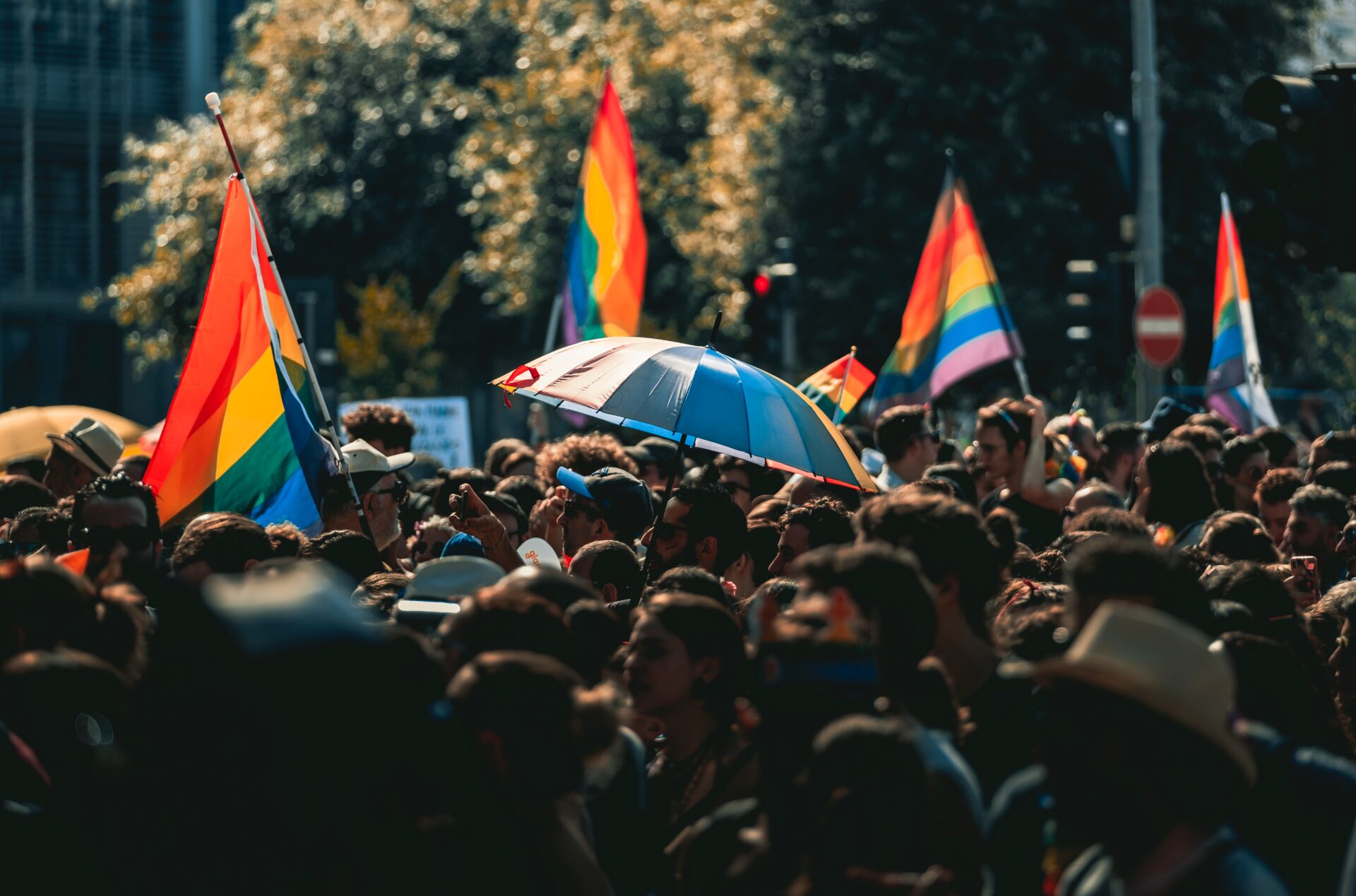 tłum z flagami społeczności LGBT+