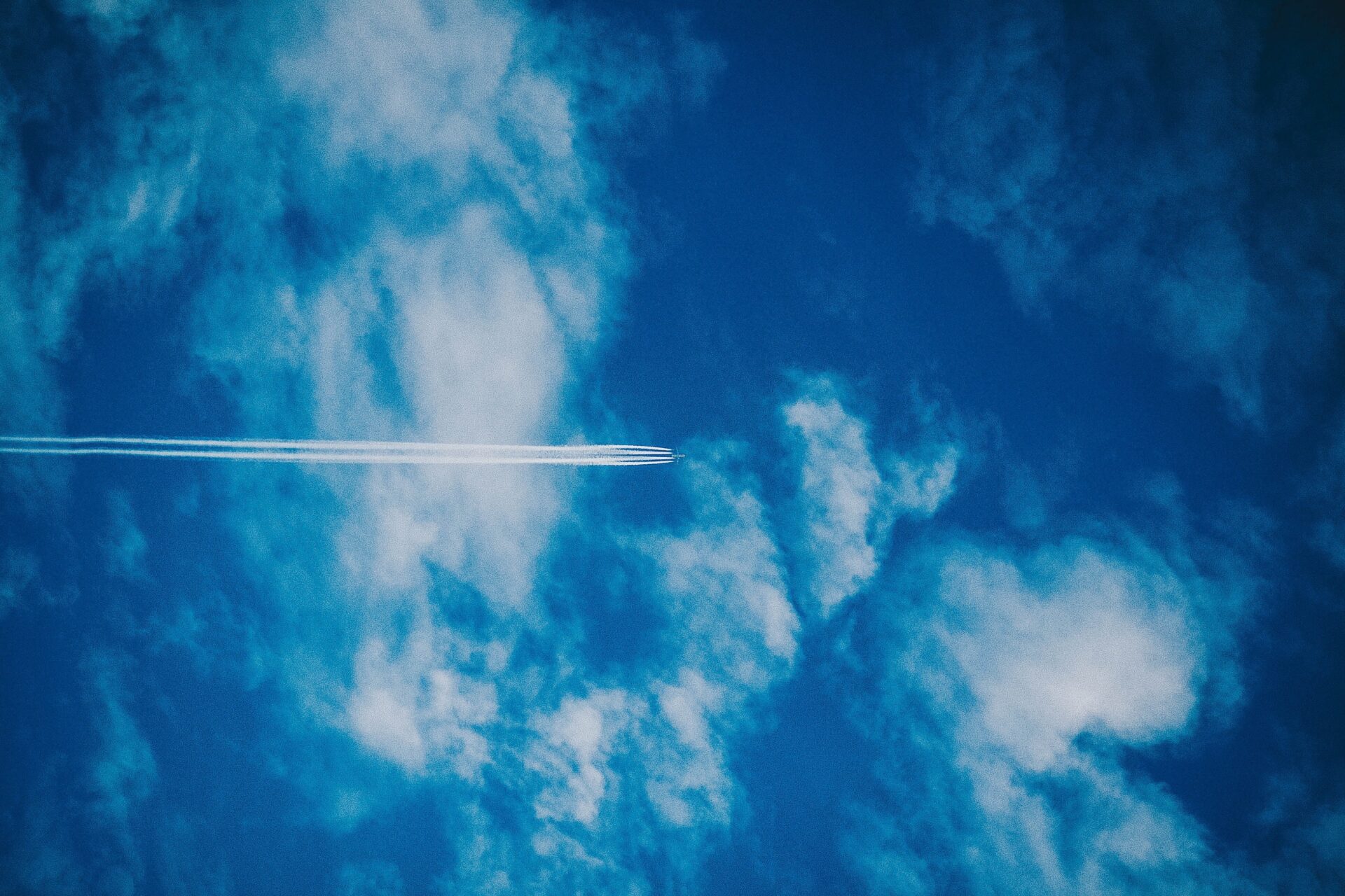 Samolot lecący pomiędzy chmurami.