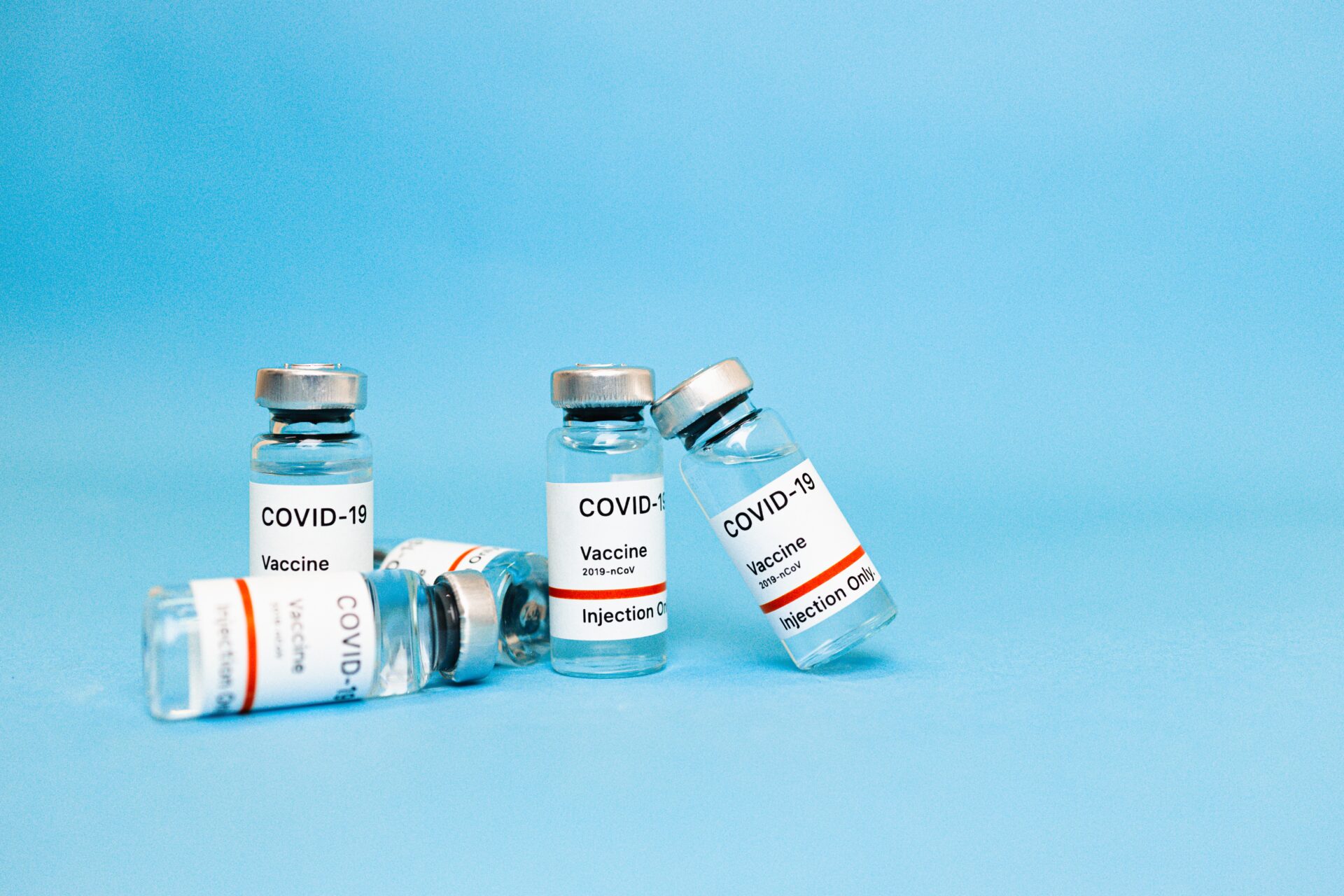 fiolki ze szczepionką przeciw covid-19