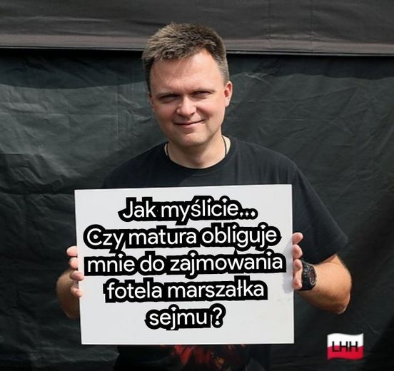 Wpis na Facebooku na którym widać Szymona Hołownię trzymającego białą kartkę z tekstem: „Jak myślicie… czy matura obliguje mnie do zajmowania fotelu marszałka sejmu?”.