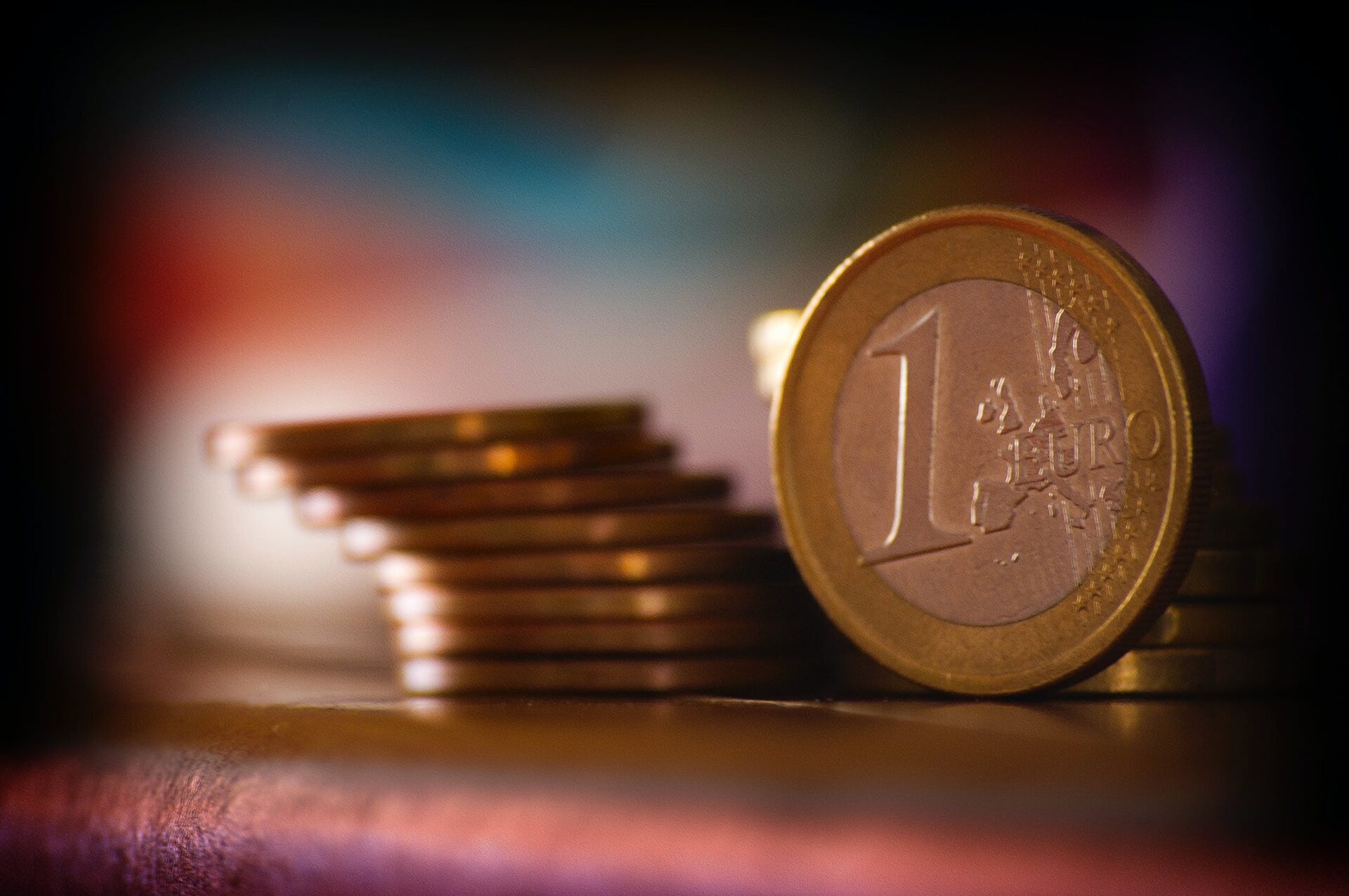 monety 1 euro ustawione jedna na drugiej