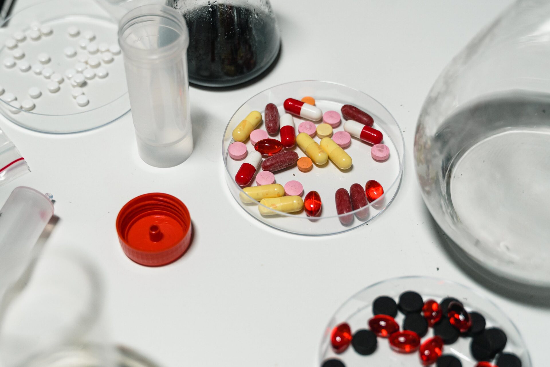 Różne rodzaje tabletek leżących na szklanych szalkach