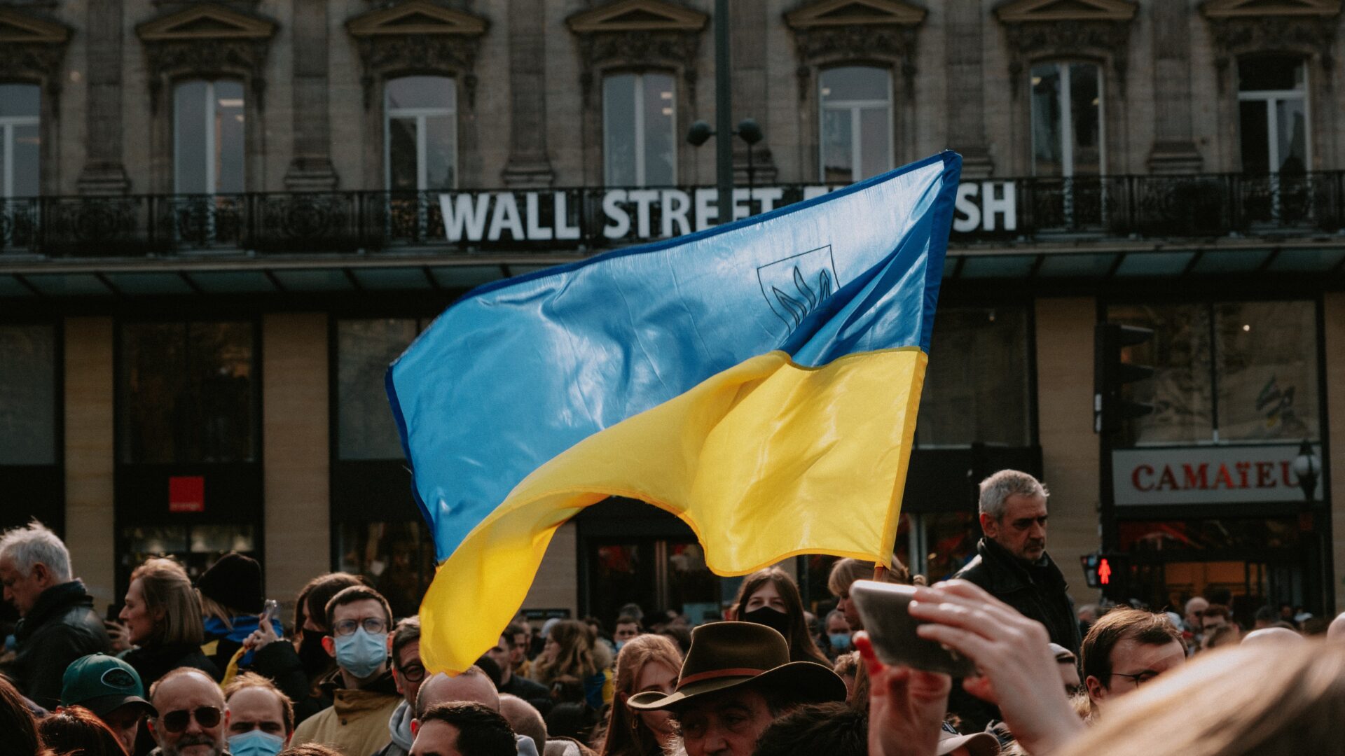 Powiewająca flaga Ukrainy na tle manifestacji