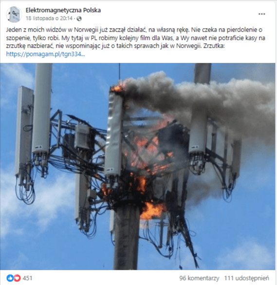 Zdjęcie wpisu na Facebooku z fotografią płonącego masztu. Kadr wypełnia górna część wieży z wystającymi prostokątnymi nadajnikami. W środku wieży widać wydostający się ogień.