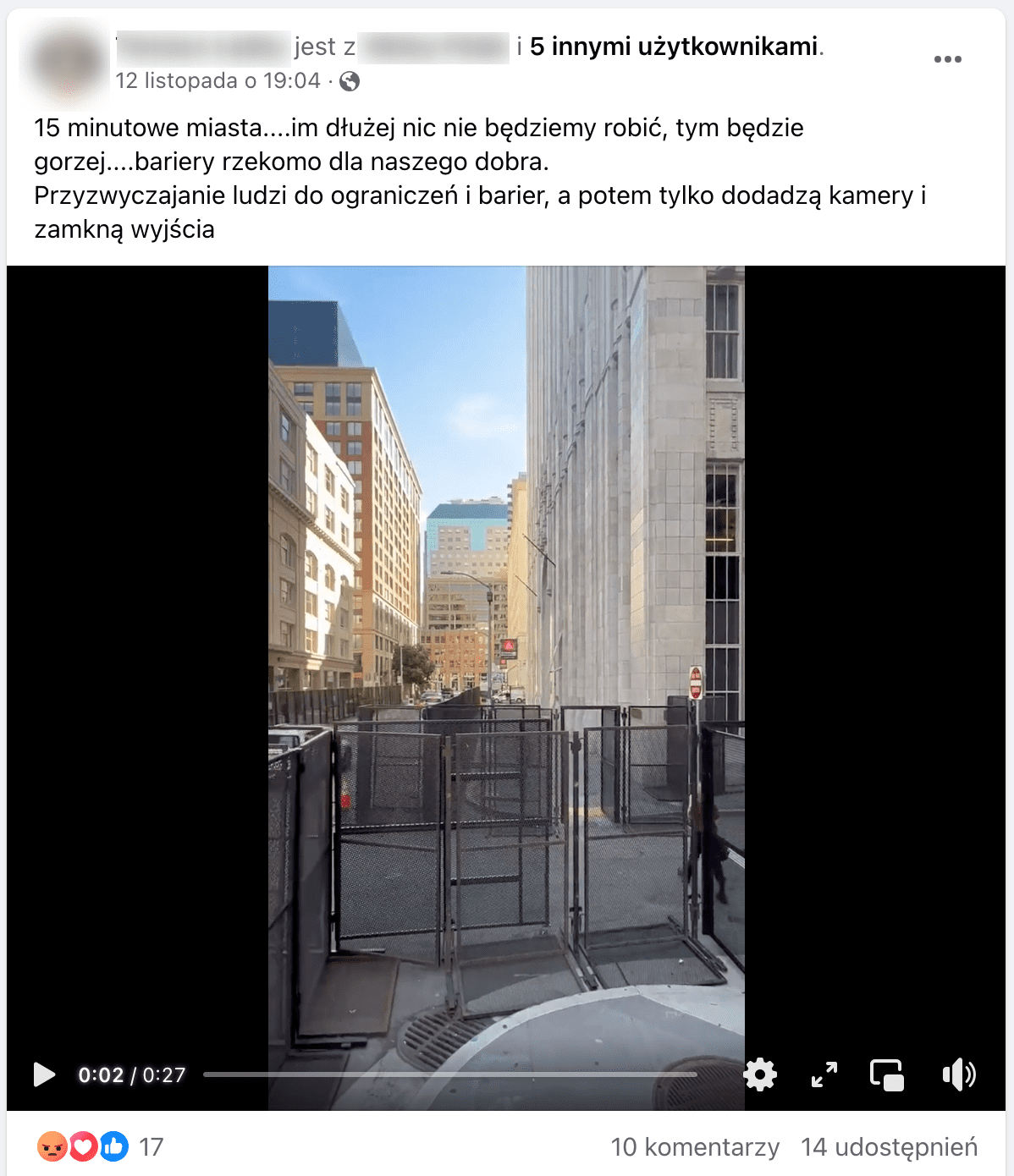 Zrzut ekranu omawianego posta na Facebooku. W kadrze dołączonego filmu jest widok na ulicę pomiędzy wysokimi, jasnymi budynkami. Oddzielono ją od chodników wysokimi barierkami.