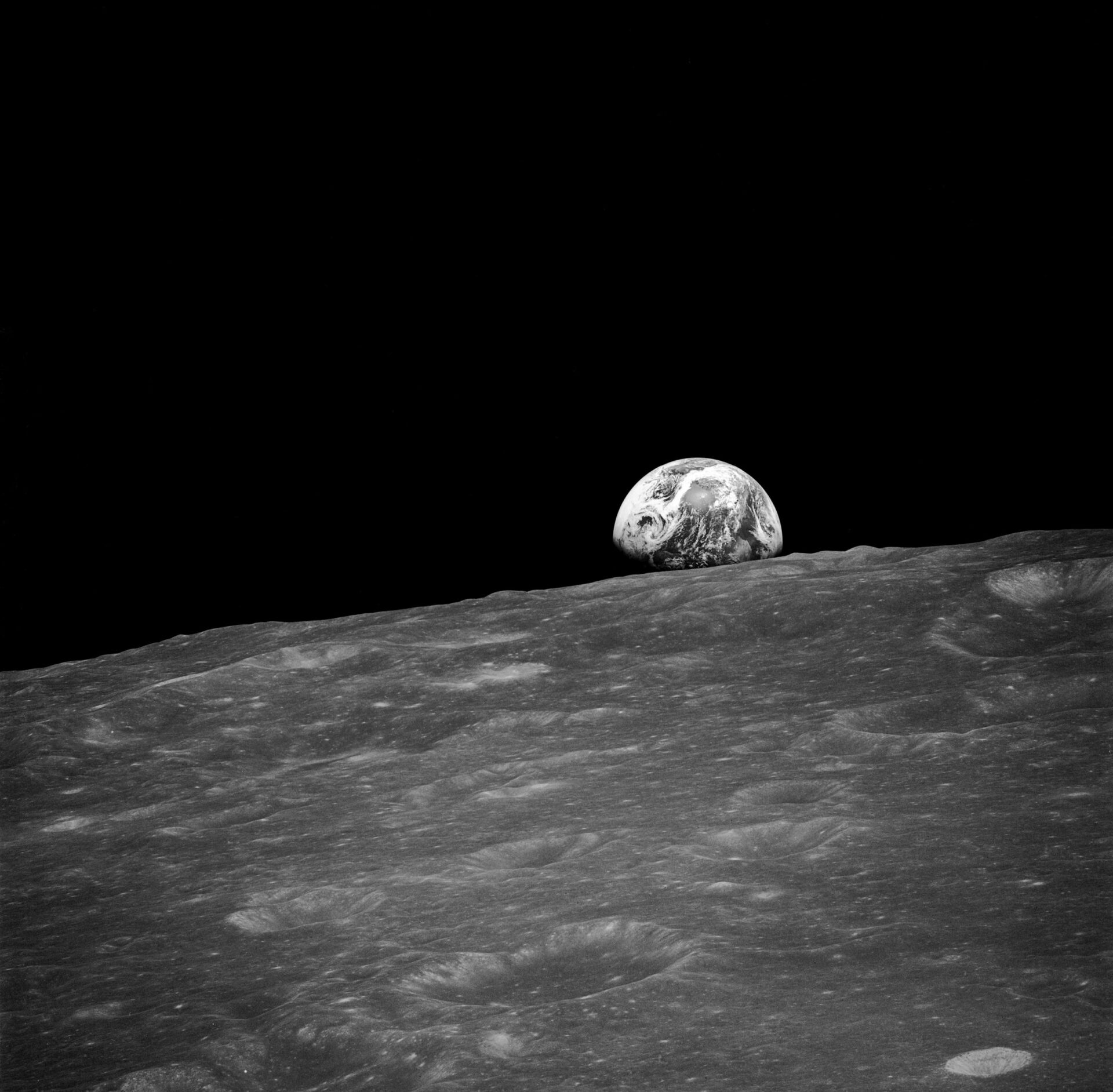 Pierwsze w historii zdjęcie Ziemi wykonane przez człowieka z perspektywy Księżyca, fot. wikimedia, domena publiczna, https://upload.wikimedia.org/wikipedia/commons/0/09/AS08-13-2329.jpg