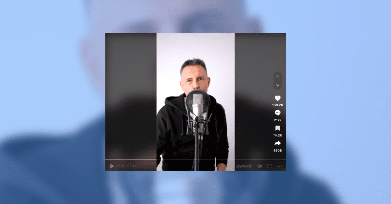 Skrinszot nagrania Krzysztofa Ibisza przed mikrofonem z TikToka