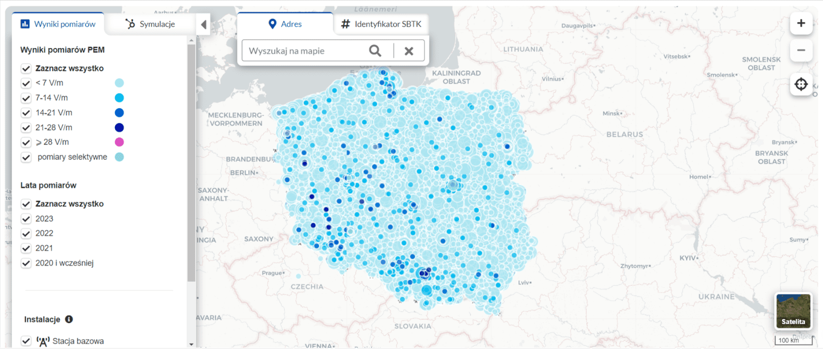 Zrzut ekranu z mapy na stronie si2pem.gov.pl. Na stronie widać pomiary wykonywane w Polsce. W większości miejsc wartość nie przekracza 7 V/m.
