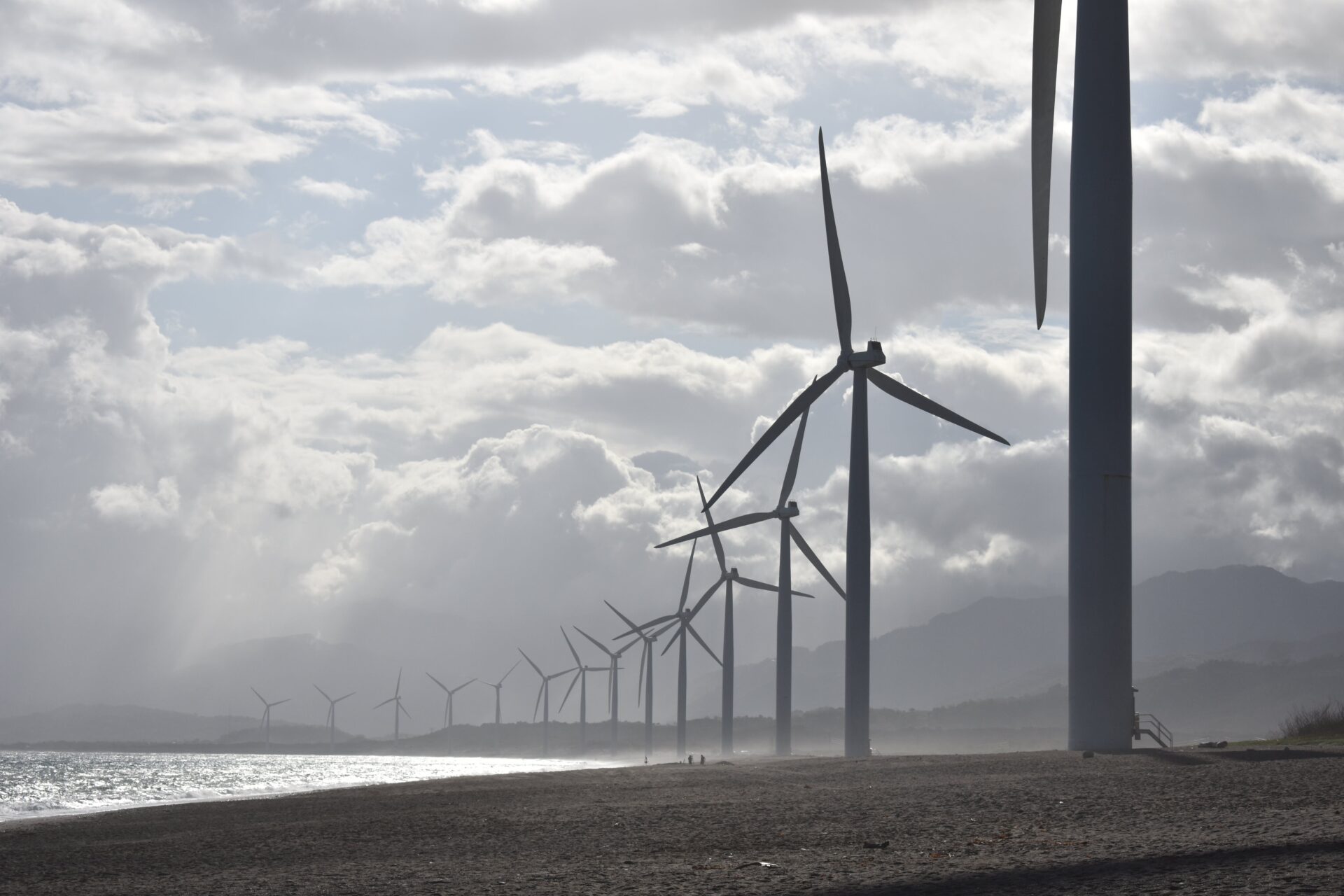 Ciąg turbin wiatrowych na wybrzeżu