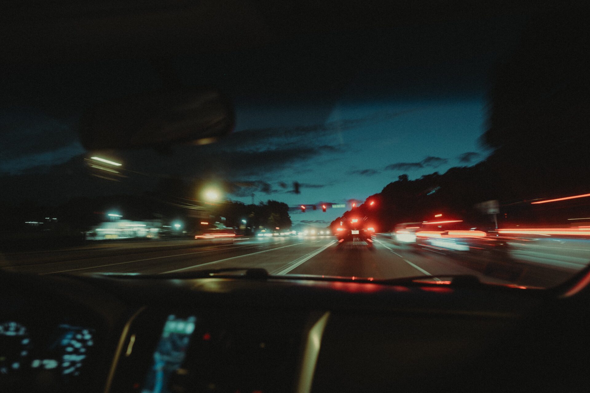 Widok na ulicę z perspektywy pasażera samochodu w nocy