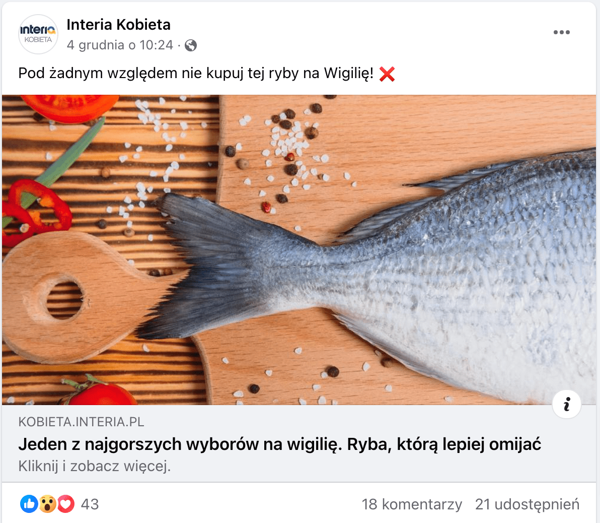 Zrzut ekranu posta na Facebooku. Na załączonym do artykułu zdjęciu widzimy rybę na desce do krojenia. Ma szaro-białe łuski. Posypano ją gruboziarnistą solą i pieprzem. Obok położono paprykę i pomidory. Na posta zareagowało 43 użytkowników, 18 napisało komentarz, a 21 udostępniło posta.