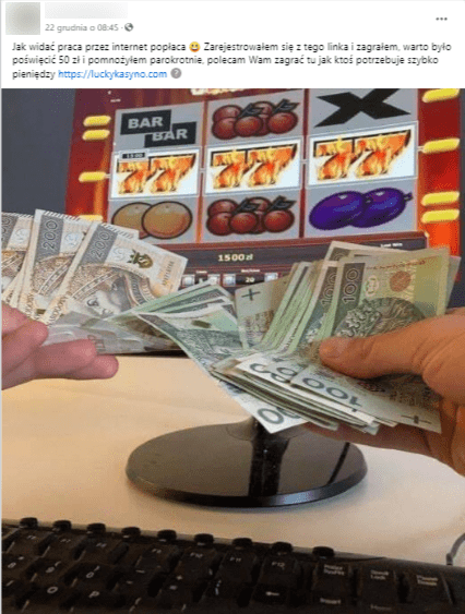 Zdjęcie przedstawia dłonie osoby liczące pieniądze, a w tle widać kasyno online.