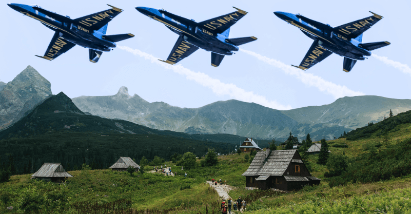 Kolaż – na dole góry w Zakopanem, po prawej stronie drewniany domek. Nad nimi wklejone samoloty ze smugami na niebie.