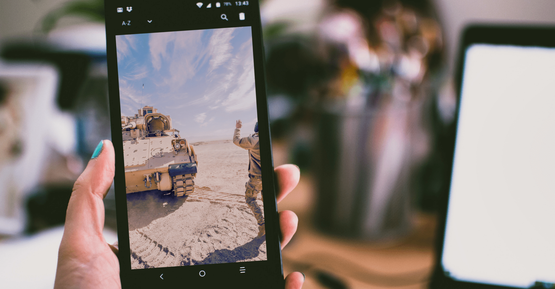 Smartfon wyświetlający zdjęcie czołgu.