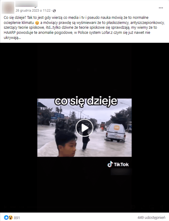 Kadr filmu z Facebooka na którym widać zalaną ulicę po powodzi. po prawej stronie kadru widać stojący po błotniki w wodzie samochód.